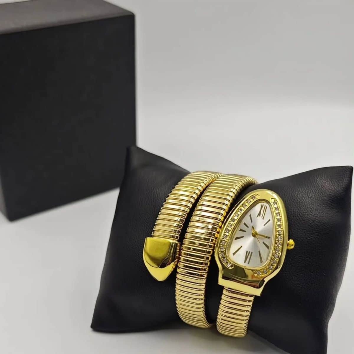 Snake Quartz trendy snack watch bracelet premium quality watch Women B 6900