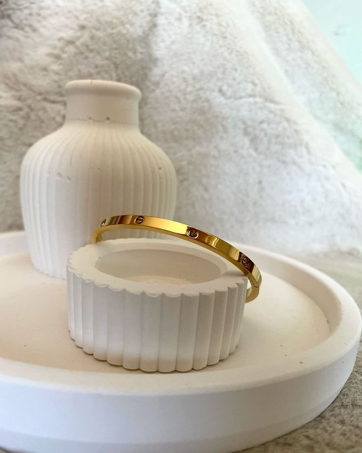 Luxury Gold Screw Bangle Bracelet – Timeless, Elegant & Long-Lasting